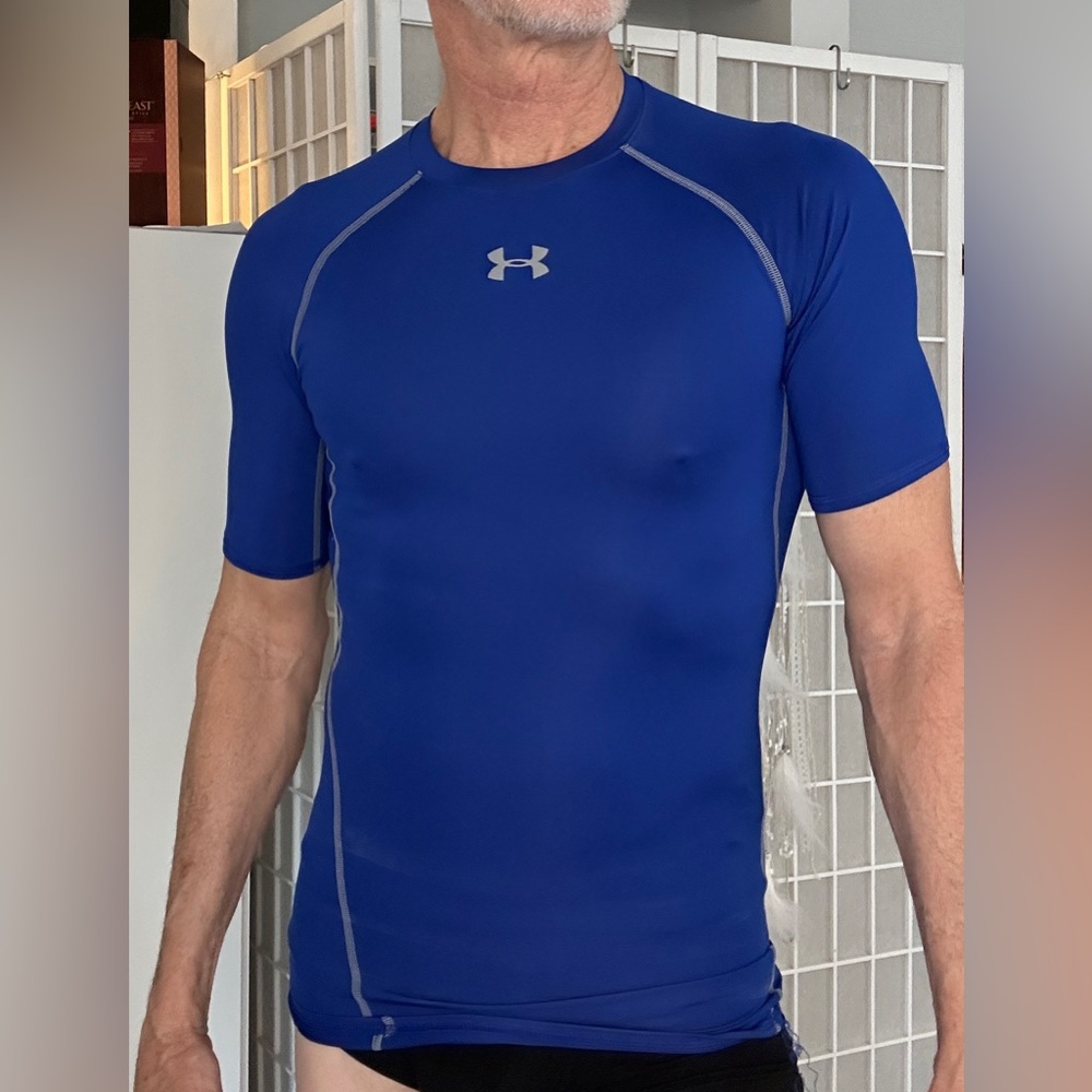 Under armor short sleeve heat gear compression shirt!